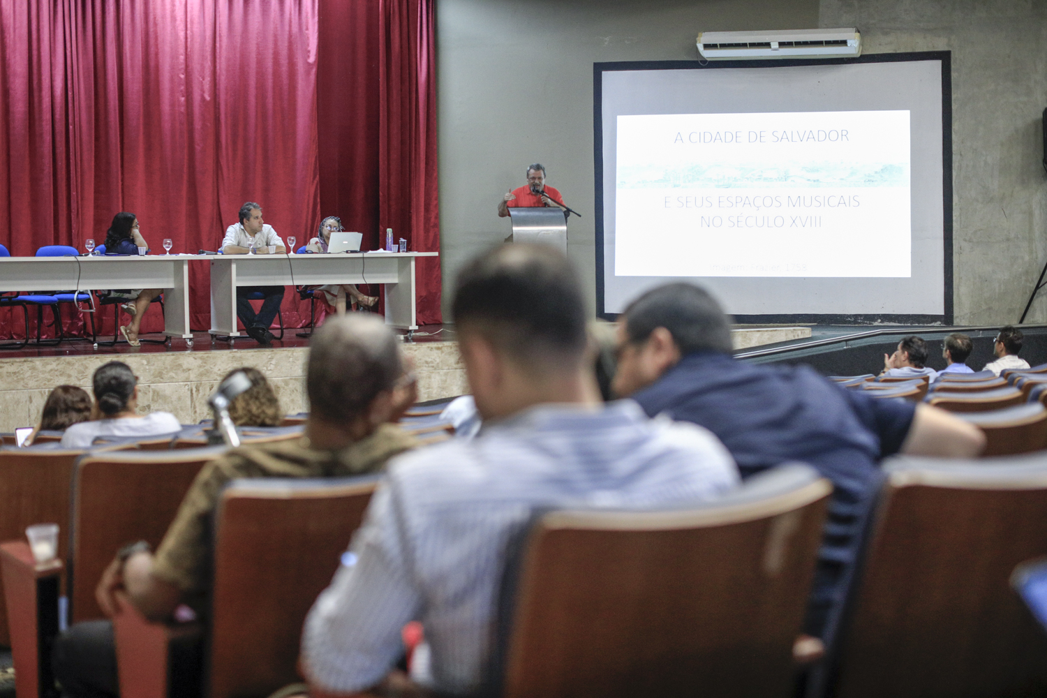 Uma das mesas com especialistas tratou de temas de história e historiografia relativos ao período pombalino (Foto: Adilson Andrade/AscomUFS)